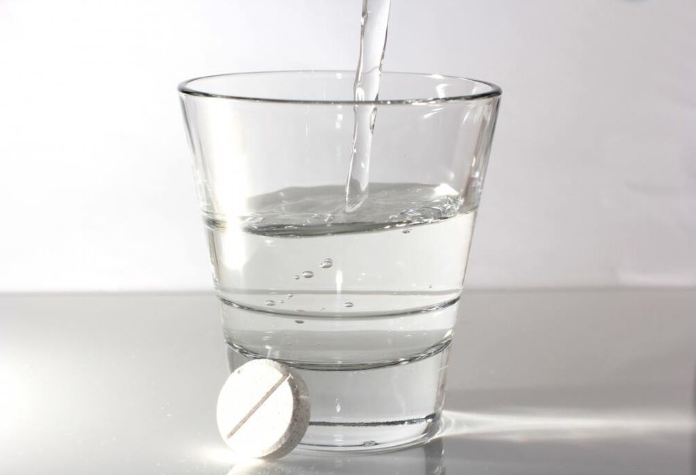 apă și o pastilă pentru tratamentul osteocondrozei